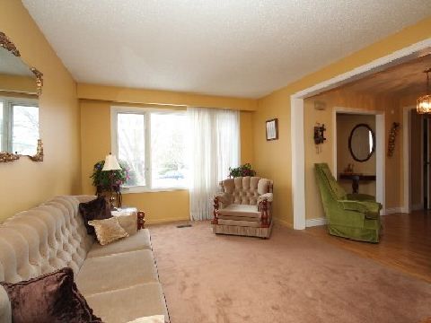 287 Manchester Dr, Newmarket, L3Y6J4 | Image 2