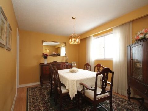 287 Manchester Dr, Newmarket, L3Y6J4 | Image 3