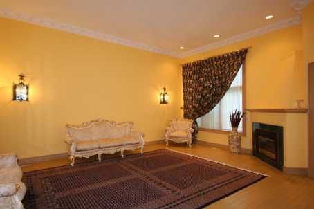 661 Wellington St W, Aurora, L4G6J7 | Image 2