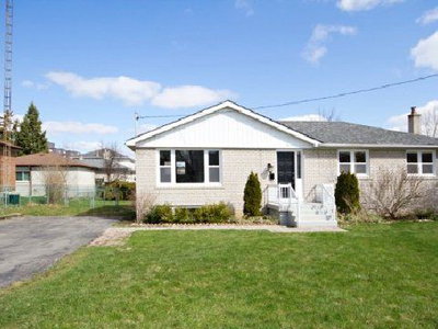 Detached House sold at 34 Clark Avenue, Markham, Ontario, L3T1S5 - Thornhill - MLS: N2615302