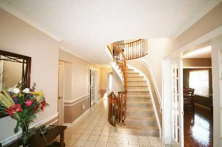 325 Salisbury Lane, Newmarket, L3Y8A6 | Image 2