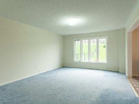 575 Walpole Cres, Newmarket, L3X2B5 | Image 2