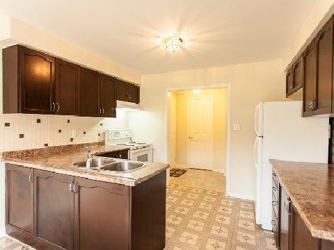 575 Walpole Cres, Newmarket, L3X2B5 | Image 3