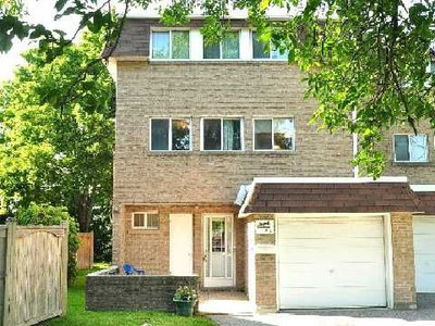 Townhouse sold at 32 Henderson Drive, Aurora, Ontario, L4G3L2 - Aurora Highlands - MLS: N2670850