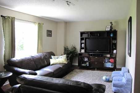 129 Knapton Dr, Newmarket, L3X3B4 | Image 2