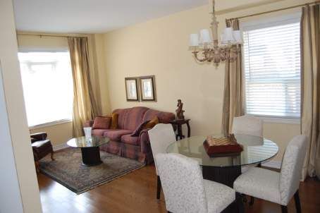 16 Hartwell Way, Aurora, L4G7X7 | Image 2