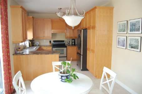 16 Hartwell Way, Aurora, L4G7X7 | Image 3