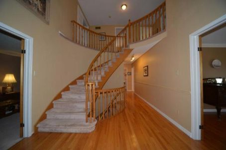 158 Murray Dr, Aurora, L4G2C5 | Image 2