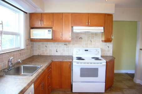 382 Blue Grass Blvd, Richmond Hill, L4C3H4 | Image 3