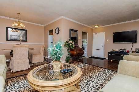 604 - 67 Richmond St, Richmond Hill, L4C3Y3 | Image 2