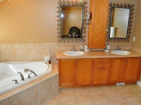 18 Sunrise Ridge Tr, Whitchurch-Stouffville, L4A0C8 | Image 3