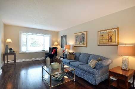 217 Hampton Crt, Newmarket, L3Y6J5 | Image 3