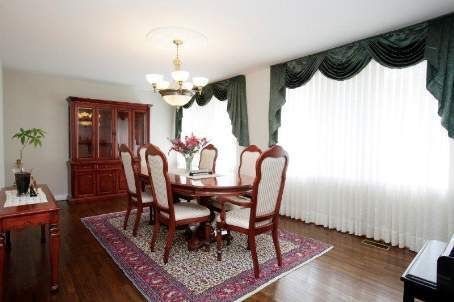 27 Laureleaf Rd, Markham, L3T2X4 | Image 3