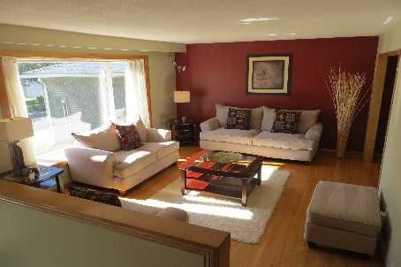 835 Legge Crt, Newmarket, L3Y3J1 | Image 2