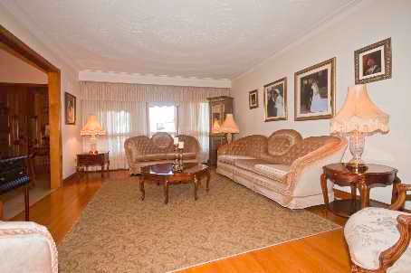 9747 Bathurst St, Richmond Hill, L4C3X5 | Image 2