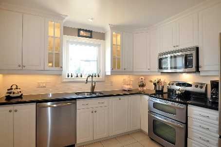 217 Hampton Crt, Newmarket, L3Y6J5 | Image 2