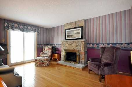 217 Hampton Crt, Newmarket, L3Y6J5 | Image 3