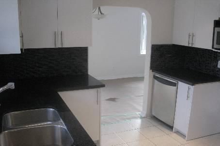 405 Taylor Mills Dr N, Richmond Hill, L4C2V1 | Image 2