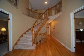 158 Murray Dr, Aurora, L4G2C5 | Image 2