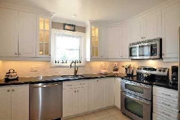 217 Hampton Crt, Newmarket, L3Y6J5 | Image 3