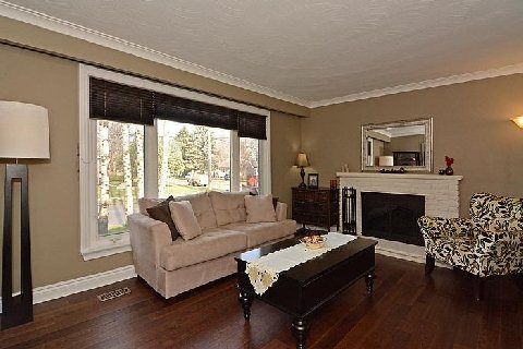 326 Rupert Ave, Whitchurch-Stouffville, L4A1C9 | Image 2