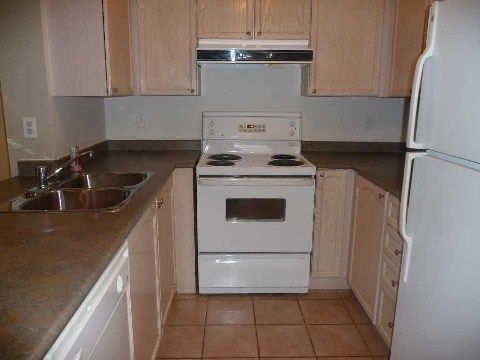 408 - 3 Ellesmere St, Richmond Hill, L4B4N2 | Image 2