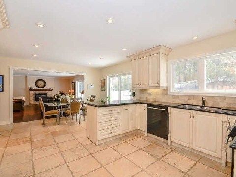 544 Woodland Acres Cres, Vaughan, L6A1G2 | Image 3