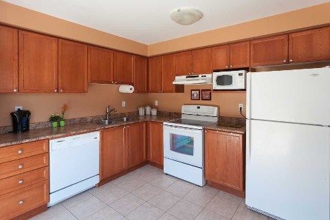 164 Gail Parks Cres, Newmarket, L3X3C1 | Image 2