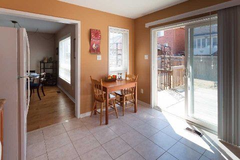 164 Gail Parks Cres, Newmarket, L3X3C1 | Image 3