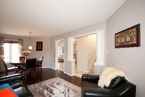 22 Rush Rd, Aurora, L4G7G5 | Image 2