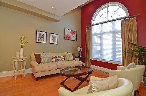 18 Sunrise Ridge Tr, Whitchurch-Stouffville, L4A0C9 | Image 2