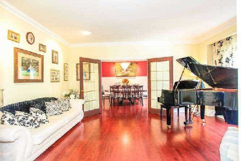 12 Jarvis Ave, Aurora, L4G6W8 | Image 2