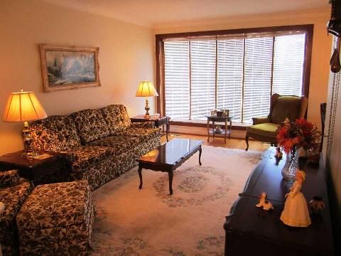 438 Lynett Cres, Richmond Hill, L4C2V7 | Image 2