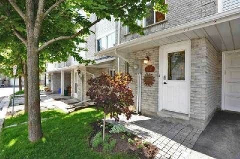 94 William Curtis Circ, Newmarket, L3Y8L6 | Image 2