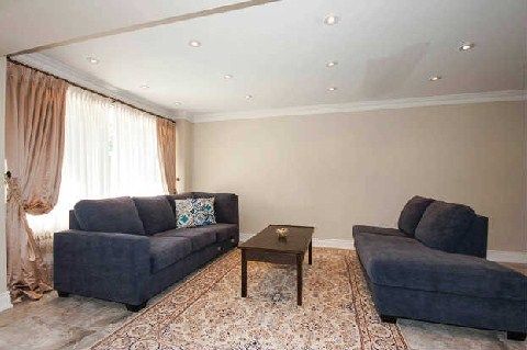3 Park Lane Circ, Richmond Hill, L4C6S8 | Image 2
