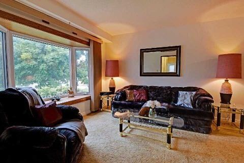 890 Wayne Dr, Newmarket, L3Y5T7 | Image 2