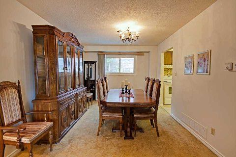 890 Wayne Dr, Newmarket, L3Y5T7 | Image 3