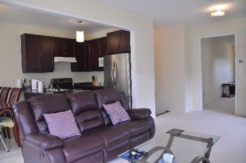 221 Delbert Circ, Whitchurch-Stouffville, L4A0Y7 | Image 3