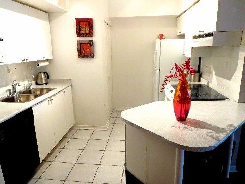 218 - 7398 Yonge St, Vaughan, L4J8J2 | Image 3