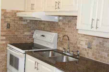 23 Bluesky Cres, Richmond Hill, L4C8J1 | Image 3