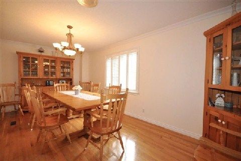 195 Rumble Ave, Richmond Hill, L4C4G5 | Image 3