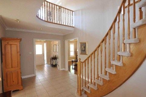 355 Carruthers Ave, Newmarket, L3X2B7 | Image 2