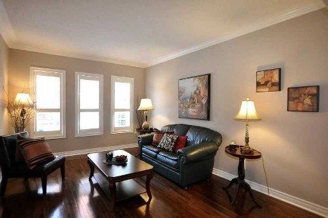 355 Carruthers Ave, Newmarket, L3X2B7 | Image 3