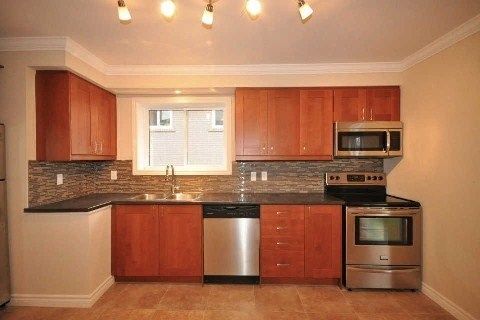 708 Mountview Pl, Newmarket, L3Y3P7 | Image 3