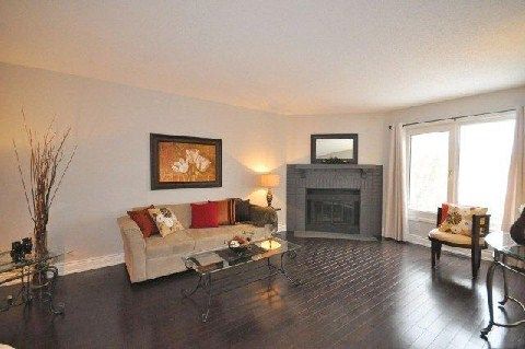 333 Rannie Rd, Newmarket, L3X1K3 | Image 2