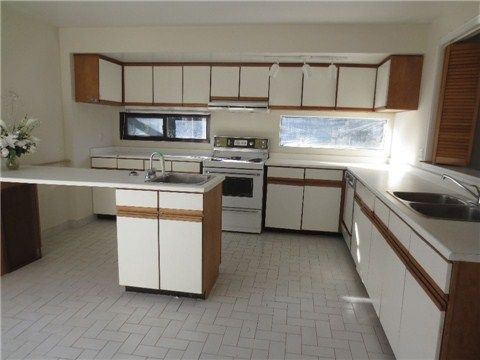 10 Yongeview Ave, Richmond Hill, L4C7A4 | Image 2