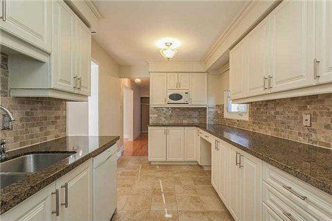 23 Bluesky Cres, Richmond Hill, L4C8J1 | Image 3