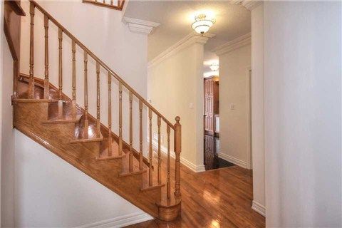 563 Mulock Crt, Newmarket, L3Y5H1 | Image 3