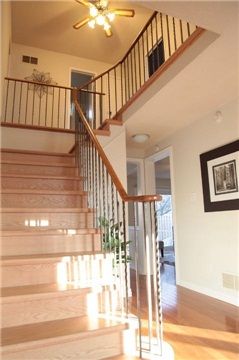 287 Manchester Dr, Newmarket, L3Y 6J4 | Image 2