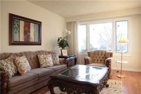 287 Manchester Dr, Newmarket, L3Y 6J4 | Image 3